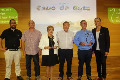 El vicepresidente, el tesorero y el secretario de la Asociación con los premiados y el presentador de la gala.