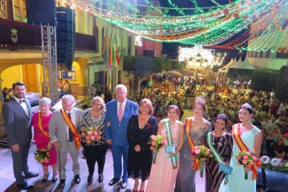 La alcaldesa y el pregonero junto a la Reina de las Fiestas y homenajeados.