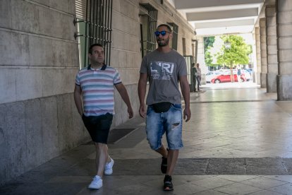 Dos miembros de la manada llegando al juzgado de Sevilla.