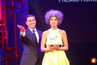El presidente de la Diputación, Javier Aureliano García; y Victoria Abril tras recibir el homenaje del Festival Internacional de Cine de Almería.