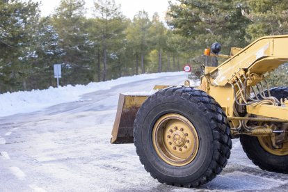Máquina quitaieves de la Diputación, este martes en la carretera de Velefique.