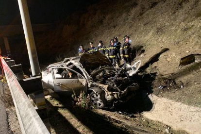 El vehículo accidentado en una cuneta de la M-50 en Madrid.