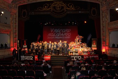 La Agrupación Musical Nuestra Señora del Mar llenó el Teatro Cervantes de la magia de la Navidad con sus villancicos.