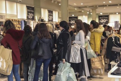 Las rebajas llenan las tiendas de compradores.