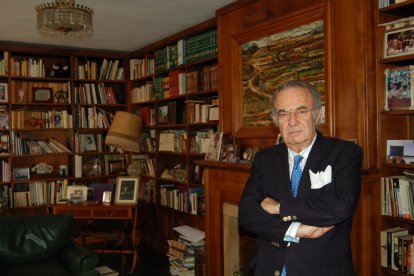 Fausto Romero-Miura en su casa rodeado de libros y recuerdos familiares.