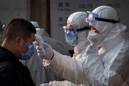El coronavirus se cobra su primera víctima mortal fuera de las fronteras chinas.