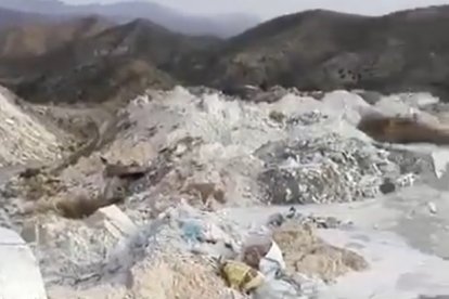 Imagen captada de un vídeo difundido por Adelante Andalucía, de un camión vertiendo un lodo blanco.