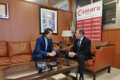 El diputado de Cs Rafael Burgos, con el presidente de la Cámara, Jerónimo Parra.