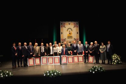 Los homenajeados con la Corporación Municipal.
