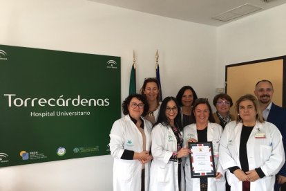 La Unidad de Trabajo Social de Torrecárdenas junto a un representante de la embajada británica con la placa de agradecimiento.