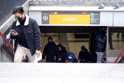 Pasajeros  con mascarillas en una estación del metro de Milán, de donde procede P.E.