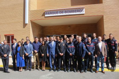 El alcalde, el jefe del Servicio de Extinción de Incendios y la concejala junto a los bomberos y representantes institucionales.