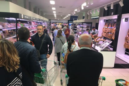 Colas para pagar en un supermercado de Almería, este viernes.