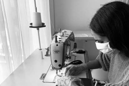 Sofía cose mascarillas con todas las medidas de seguridad.