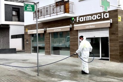 Farmacias y limpieza, dos de los servicios esenciales.