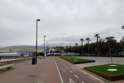 Carril-bici sin ciclistas en el Paseo Marítimo de Almería.