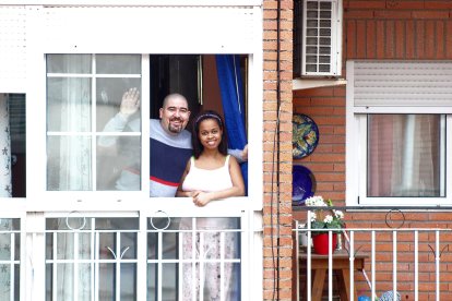 Carlos y Leidi anuncian a sus vecinos que próximamente nacerá su hija Leire.