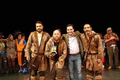 Francisco Javier Vázquez, con su comparsa El Renacido, 1º Premio de 2019, en el centro de la imagen.