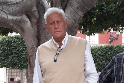 Hugo Galera posa en Sorbas para la cámara de A.Torres.