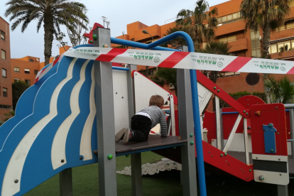 Fotografía tomada con el móvil el día que precintaron los parques.