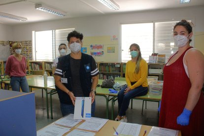 La directora del CEIP Inés Relado ayudados por la Asociación Mensajeros por la Paz entregan tablets a los alumnos que lo precisen.