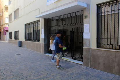 Padres haciendo cola en el Colegio Nuestra Señora del Milagro.