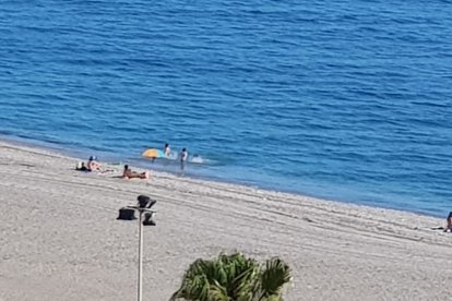 Bañistas en la Térmica, este sábado, aún en fase 1.