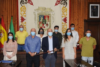 El nuevo alcalde junto y el exconcejal de Cs, Pepe López, y el resto de ediles del PP. su