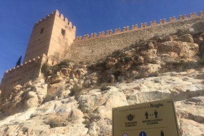 Un cartel advierte al visitante de la nueva normativa en la era post Covid-19.