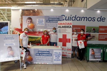 La responsable del Centro de Atención Social de Cruz Roja junto a compañeros y voluntarios.