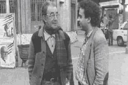 Manuel Moreno Mauricio y el prestigioso periodista Juliana, tras el triunfo socialista de 1982 / Foto de La Vanguardia y Museo de Badalona