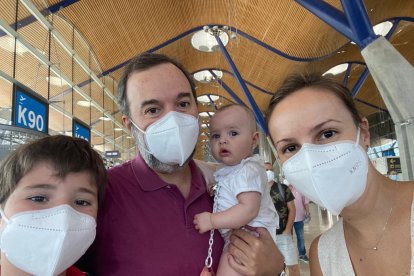 Fausto Romero-Miura Ferraro junto a sus hijos Fausto y Olivia y Chloe, su mujer.