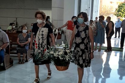 La Hermandad de la Virgen del Rosario coronada, de Roquetas, realizando la ofrenda floral a Santa Ana.