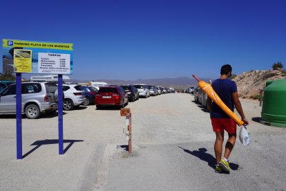 El parking situado junto al acceso a la playa se ha quedado pequeño.