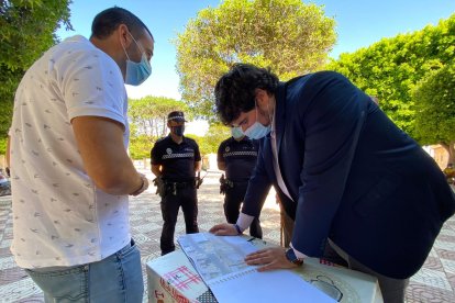 el concejal Francisco Gutiérrez revisa el proyecto del carril bici.