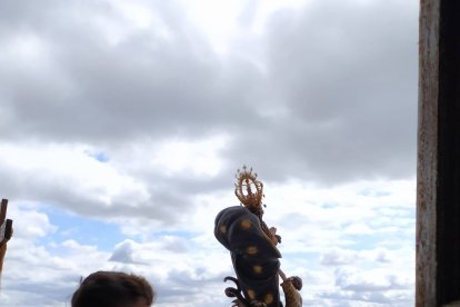 La Virgen del Saliente en el balcón, como muestra la fotografía de José Mª Sánchez del Águila.