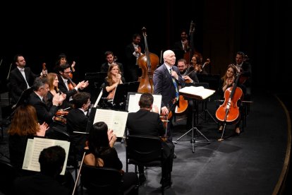 La Orquesta Ciudad de Almería (OCAL), junto a su director, Michael Thomas.