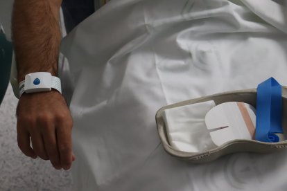 Un paciente con pulsera digital en el Hospital de Poniente.