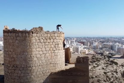 Fotograma del vídeo publicado en YouTube en el que jóvenes hacen ‘parkour’ en este entorno protegido.