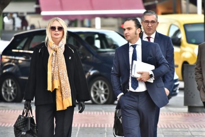 El letrado Carlos Ferre y la esposa de Alemán, Isabel Carrasco, también acusada. Detrás el letrado José Luis Alabarce.