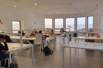 El uso presencial de la Biblioteca Central José María Artero se fundamenta, sobre todo, en las salas de estudio.