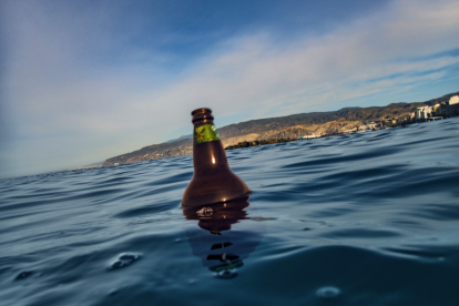 Una litrona flotando a la deriva en el mar en la bahía de Almería.