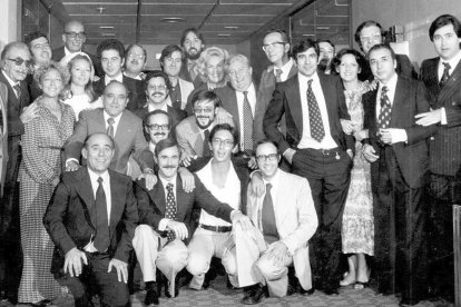 José Luis  “Boby” Bustamante el día de su boda con toda la plantilla televisiva en Sevilla.