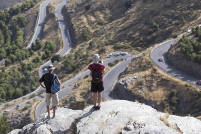 Dos aficionados contemplando la subida al Alto de Velefique.
