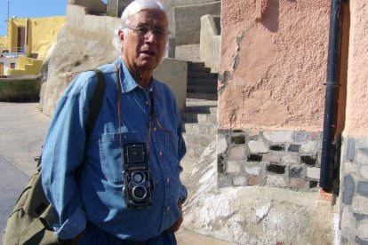 Carlos Pérez Siquier, durante una de sus visitas a La Chanca.