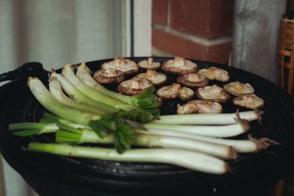 Ingredientes para nuestra crema de champiñones. Foto: Ricardo Ortiz / Pexels.