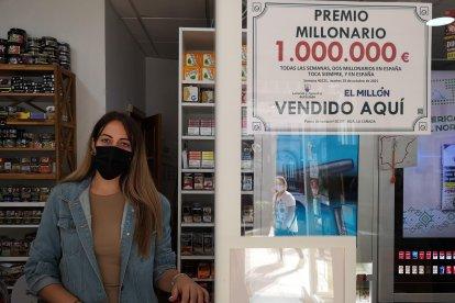 Irene Aguirre, encargada del estanco de La Cañada que ha vendido el premio de un millón.