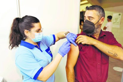 Un hombre recibe la vacuna del coronavirus en Almería.