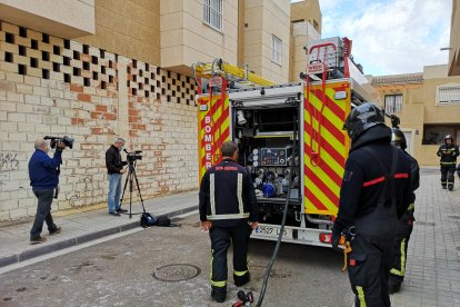Los bomberos han vuelto la mañana de este miércoles al edificio donde se produjo el incendio.