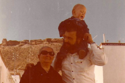 Con mi tía Matilde y mi hijo Erik, junto a las camarillas, al pie del castillo de Tabernas